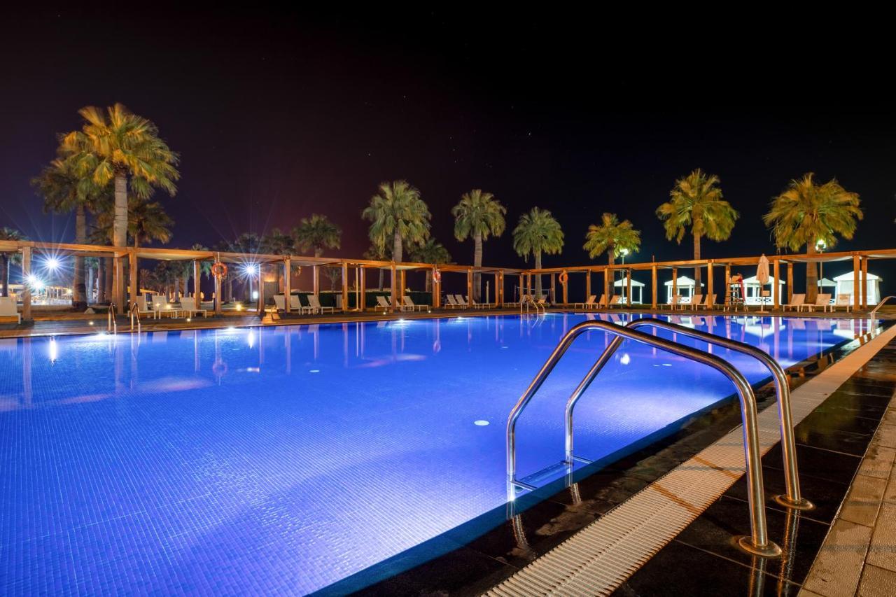 Sealine Beach, A Murwab Resort Mesaieed Exteriér fotografie A swimming pool at night