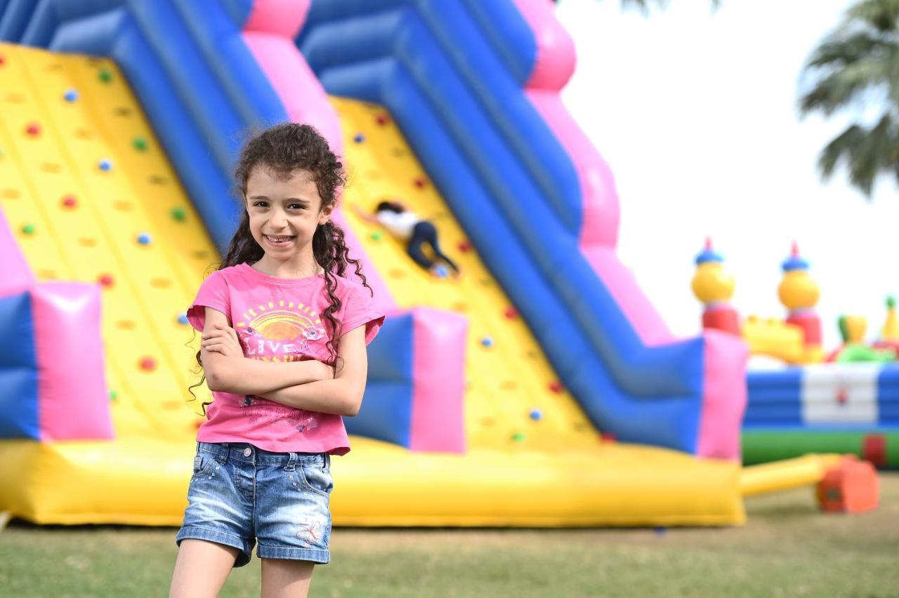 Sealine Beach, A Murwab Resort Mesaieed Exteriér fotografie A girl in front of a climbing wall