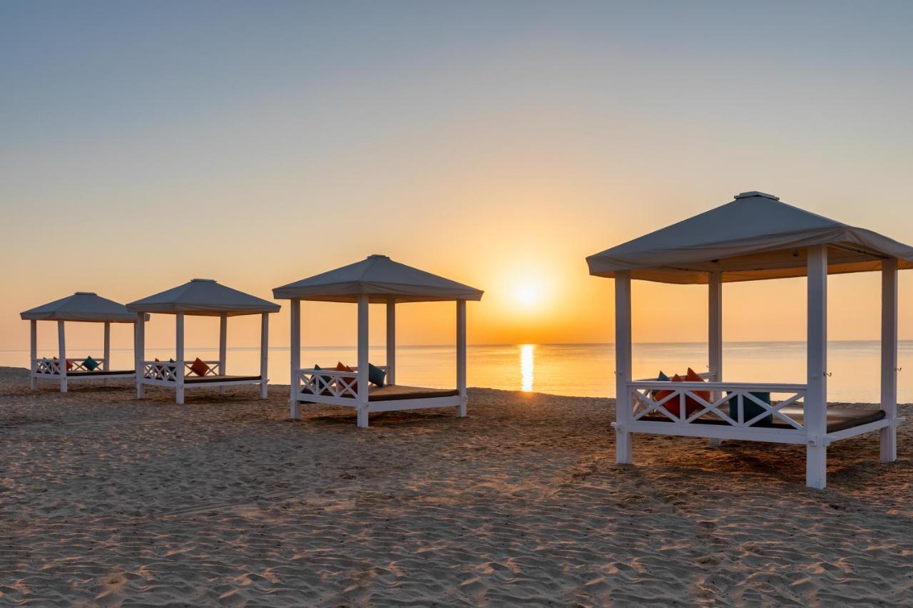 Sealine Beach, A Murwab Resort Mesaieed Exteriér fotografie Sunset at the beach
