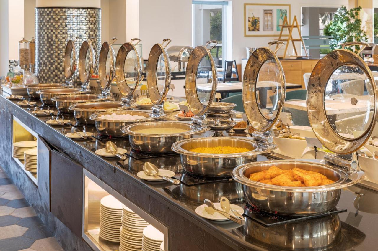 Sealine Beach, A Murwab Resort Mesaieed Exteriér fotografie A buffet at a hotel