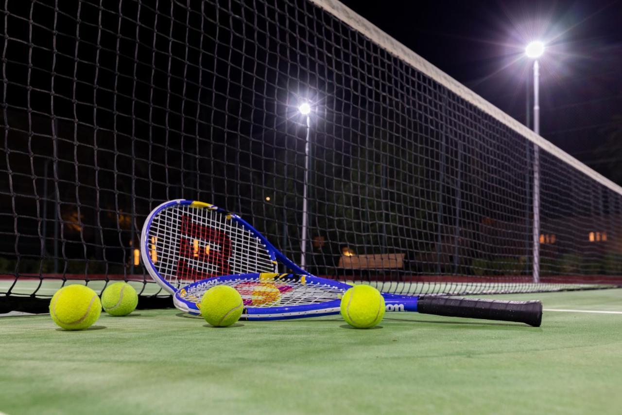 Sealine Beach, A Murwab Resort Mesaieed Exteriér fotografie Tennis balls and racket