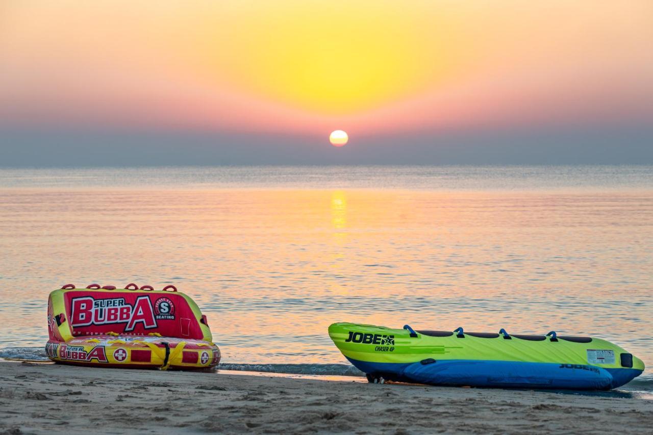 Sealine Beach, A Murwab Resort Mesaieed Exteriér fotografie Sunset at the beach